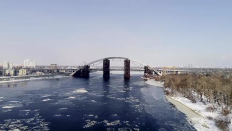 Oxidado-puente-inacabado-en-Kiev,-Ucrania.-Puente-combinado-del-coche-y-metro-en-construcción.