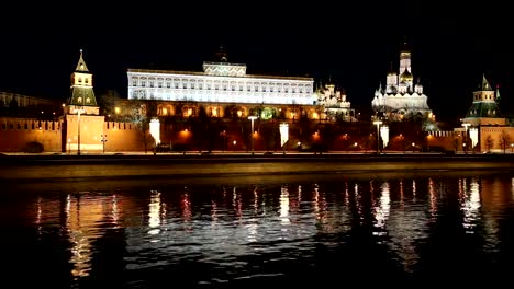 Vista-del-río-Moskva-y-el-Kremlin-(de-noche),-Moscú,-Rusia---la-vista-más-popular-de-Moscú