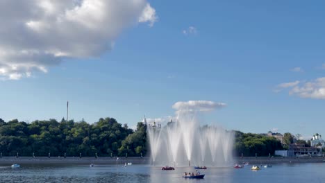 Schöner-Brunnen.-Menschen-fahren-auf-Katamaranen-und-Boote-auf-den-Golf,-den-See.