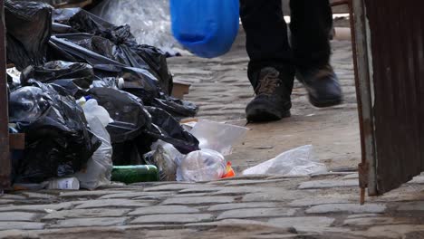 La-pobreza:-Un-hombre-sin-hogar-mendigo-cava-en-un-bote-de-basura