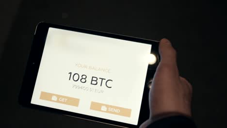 Aplicación-de-Tablet-mostrando-el-saldo-de-una-billetera-Bitcoin.-Stock.-Concepto-de-moneda-digital.-Balance-de-bitcoins-en-la-tableta