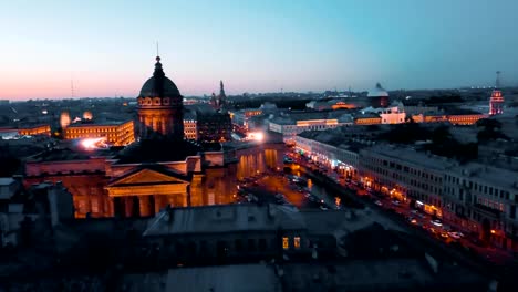 Luftaufnahme-des-Kasaner-Kathedrale-in-der-Nacht.-Sankt-Petersburg,-Russland.-Stadt-von-oben,-filmische-Drohne-video,-historische-Gebäude-der-nördlichen-Hauptstadt