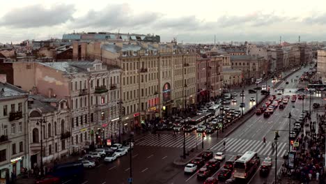 Gente-y-coches-que-se-mueven-a-lo-largo-de-la-perspectiva-de-San-Petersburgo-por-la-noche