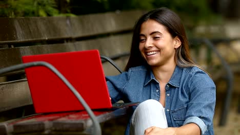 Frau,-die-einen-Laptop-Surfen-und-lachen