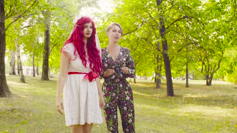 Boda-lesbiana.-La-novia-lanza-un-ramo-de-flores