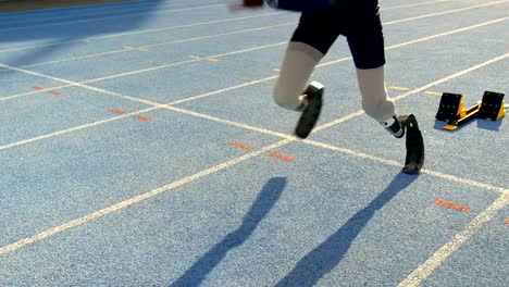 Atletismo-en-una-pista-para-correr-4k-de-discapacitados