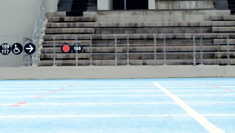 Atletismo-en-una-pista-para-correr-4k-de-discapacitados