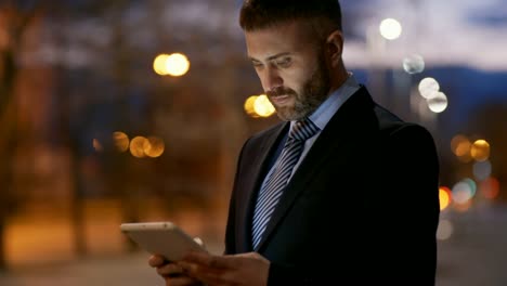 Geschäftsmann-mit-Tablet-in-der-Nacht