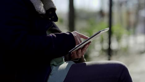 Abgeschnitten-von-Frau-Holding-Tablet-gedreht-und-tippen-auf-Touchscreen.