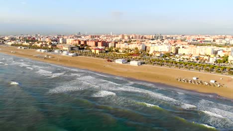 Flug-über-die-Stadt.-Valencia,-Spanien-Bezirk-La-malva-rosa