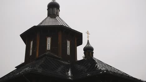 Silhouette-einer-orthodoxen-hölzernen-Kirche-mit-einem-Goldenen-Kreuz