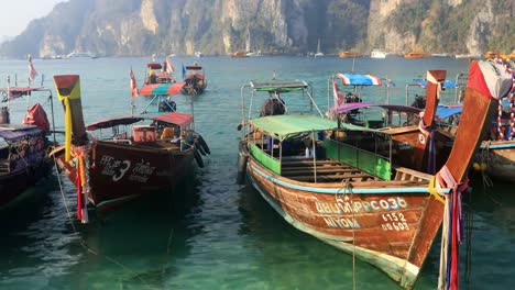 Phi-Phi-Don-Insel-Longtail-Boote-in-Strand