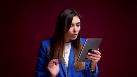 Retrato-en-primer-plano-de-atractiva-mujer-caucásica-voltear-imágenes-en-la-tableta-y-reaccionar-de-diferentes-maneras