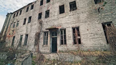 Las-ruinas-de-una-fábrica-industrial-muy-contaminada