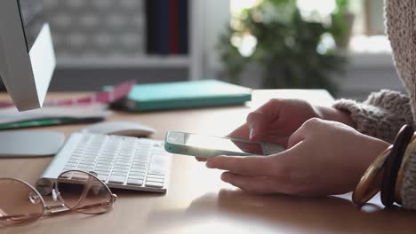 Junge-Frau-prokrastelt-ihr-Smartphone