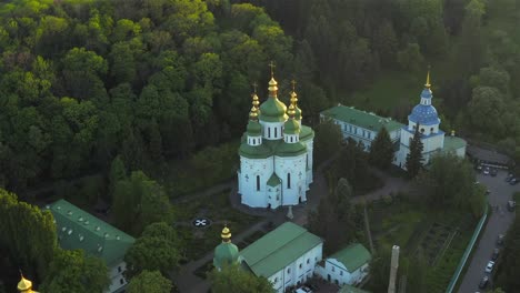 Vista-aérea-del-monasterio-de-Vydubychi,-al-atardecer,-Kiev,-Ucrania