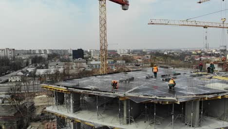 Una-vista-aérea-de-un-edificio-residencial-en-construcción.-Grúas-torre-que-trabajan-en-el-edificio.-4K