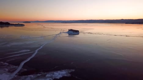 Luftaufnahme-am-Baikalsee.-Wintersee-mit-schönem-Eis.-Felsen-an-der-Küste-und-Inseln.-Russischer-Winter.-Drohne-Schuss.