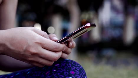 Mujer-mano-usando-teléfono-inteligente-para-redes-sociales