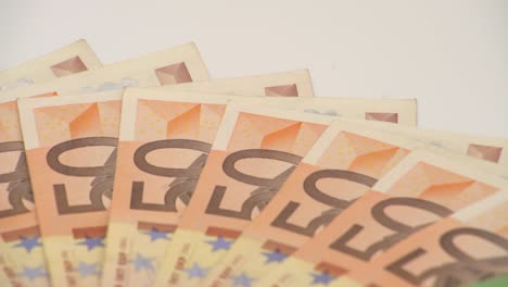 4K-Closeup-einer-Münze-einen-Euro-mit-Banknoten-mit-unterschiedlichen-Werten.-Bargeld