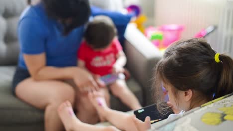 Familia-multirracial-que-recibe-tiempo-de-pantalla-viendo-contenido-en-teléfonos-celulares