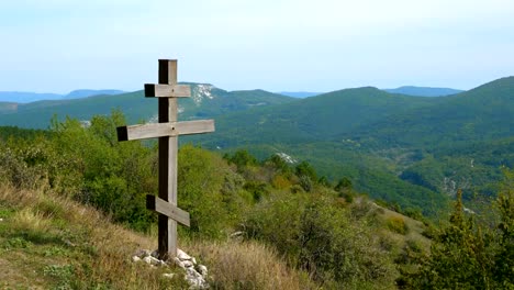 Hölzerne-christlich-orthodoxe-achtzackige-Kreuz-in-den-Bergen.