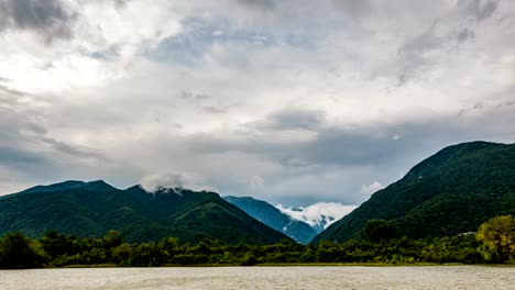 Lago-en-las-montañas,-lapso-de-tiempo,-hermoso-paisaje-de-montaña-en-el-verano