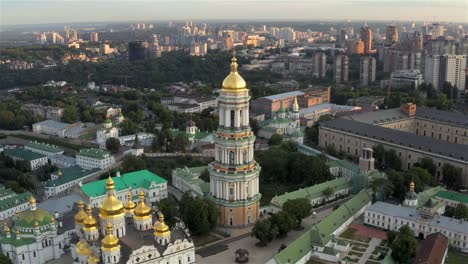 Kiev-Pechersk-Lavra-al-atardecer,-Kiev,-Ucrania