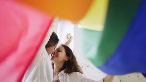 Frauen-in-Regenbogenfahne-gewickelt