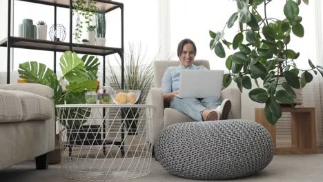 Überraschung-Frau-mit-Laptop-zu-Hause