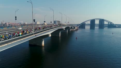 Maratón-corriendo-en-el-puente.-Disparo-de-Dolly