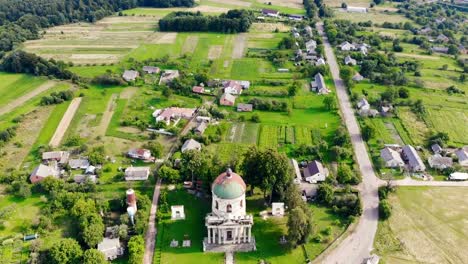 Verlassener-katholischer-Tempel-in-einem-kleinen-Dorf