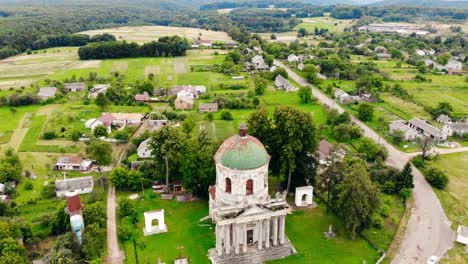 Verlassener-katholischer-Tempel-in-einem-kleinen-Dorf