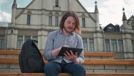 junge-schöne-Mode-Modell-Business-Arbeiter-mit-Tablet-im-Freien,-Mann-männlich-Porträt-mit-Tablet-in-der-Stadtarbeit