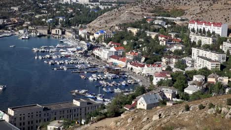 Panoramablick-auf-Balaclava-von-der-antiken-Festung-Chembalo.-Balaclava-Bay-mit-Yachten-an-strahlend-sonnigem-Tag.-Krim