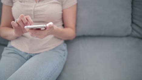 Mujer-usando-teléfono-inteligente-dentro-del-apartamento.