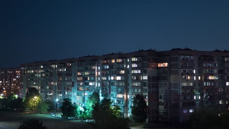 Mehrstöckiges-Gebäude-mit-wechselnder-Fensterbeleuchtung-bei-Nacht.-Zeitraffer