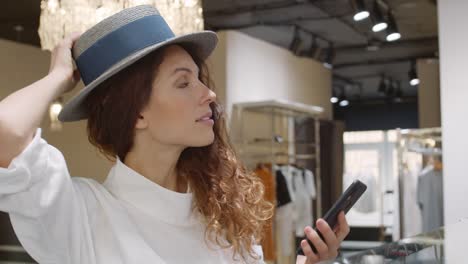 Mujer-probando-sombrero-durante-las-compras