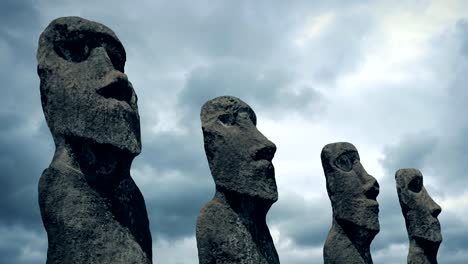 Osterinsel-Statuen-in-der-Tageszeit