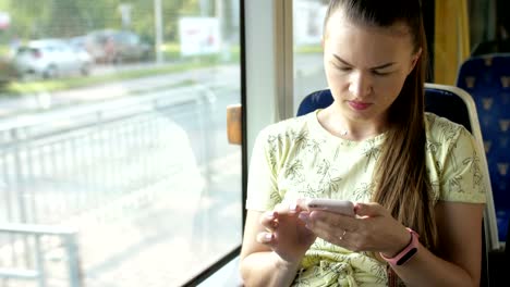 Porträt-von-attraktiven-ernsten-Mädchen-im-Zug-mit-Smartphone-Chat-mit-Freunden-Frau.-Zeitlupe