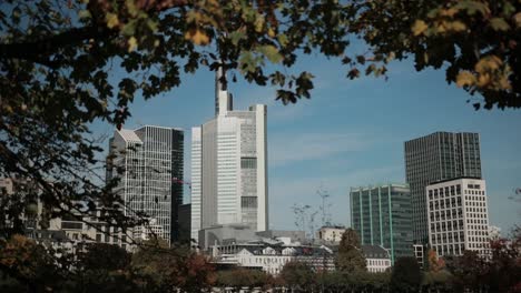 Panorama-de-la-metrópolis-moderna-con-altas-casas-y-centros-de-negocios