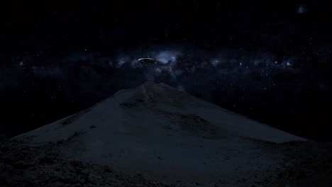 Un-OVNI-subiendo-desde-detrás-de-una-montaña,-flotando-sobre-la-montaña-y-luego-volando-hacia-la-noche