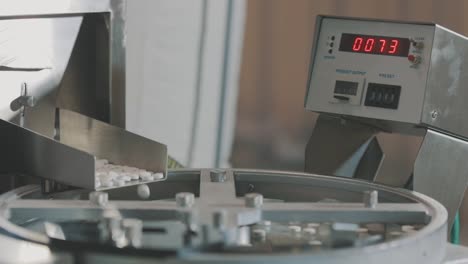 Modern-tablet-factory.-Round-tablets-on-conveyor-close-up