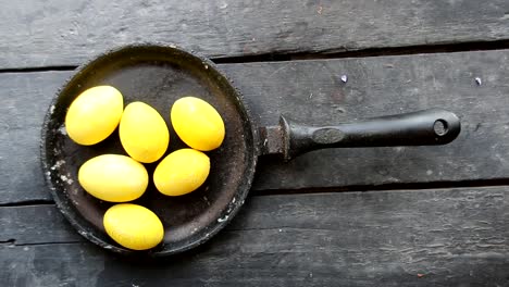 Huevos-de-Pascua-amarillo-en-tabla-de-madera