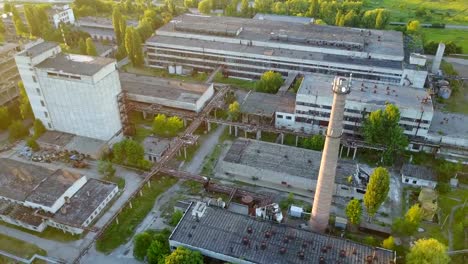 Alten-ruinösen-Fabrik-bei-Sonnenuntergang