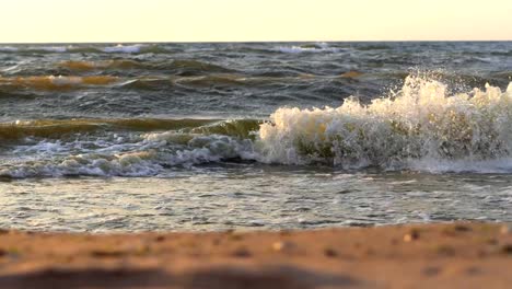 Olas-del-mar-al-atardecer.-Bella-tormenta-en-la-playa.-Cámara-lenta