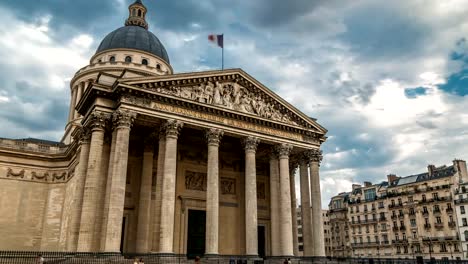 Panteón-Nacional-de-construcción-timelapse-hyperlapse,-vista-delantera-con-la-calle-y-la-gente.-París,-Francia