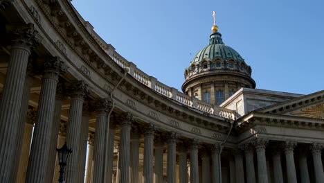 Zeitraffer-der-die-Kasaner-Kathedrale---Ansicht-von-unten---St-Petersburg,-Russland