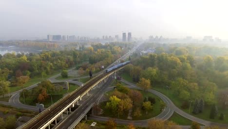 Zug-in-Bewegung-an-der-U-Bahn-Brücke-über-den-Dnjepr-in-Kiew.-Ukraine