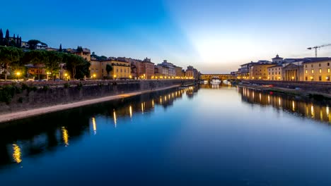 Río-Arno-y-famoso-puente-Ponte-Vecchio-día-timelapse-nocturno-después-de-la-puesta-de-sol-desde-el-Ponte-alle-Grazie-en-Florencia,-Toscana,-Italia